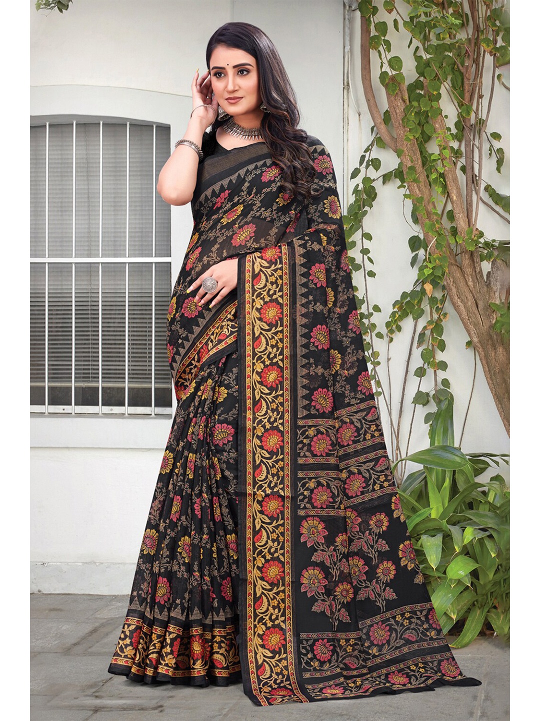 

SANGAM PRINTS Floral Zari Saree, Black