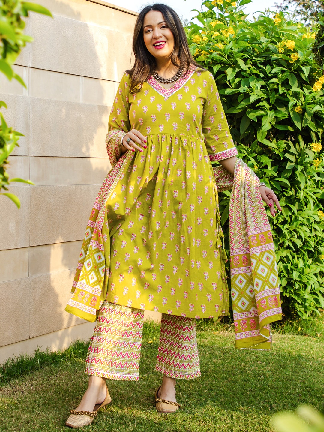 

Women Floral Motifs Printed Gotta Patti Kurta With Trousers & With Dupatta, Green