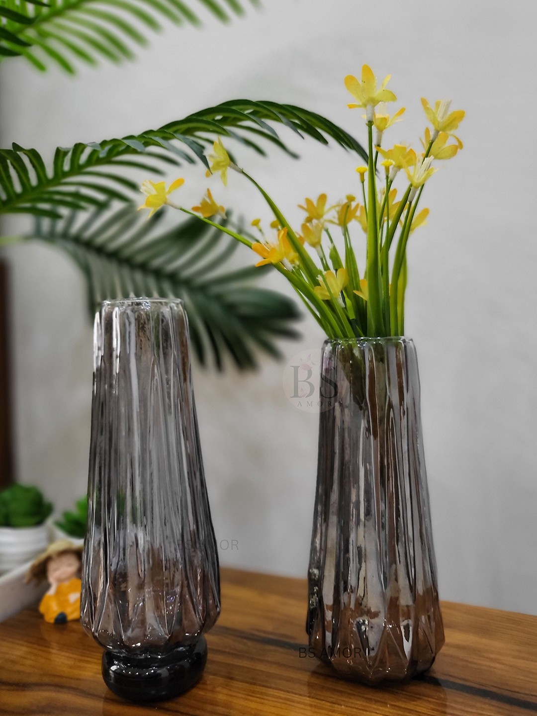 

BS AMOR Diamond Facet Black Set Of 2 Textured Glass Flower Vases