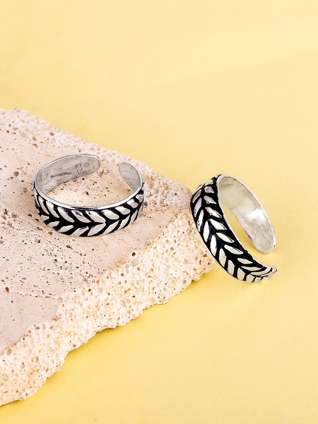 

GIVA 925 Sterling Silver Oxidised Leafy Toe Rings