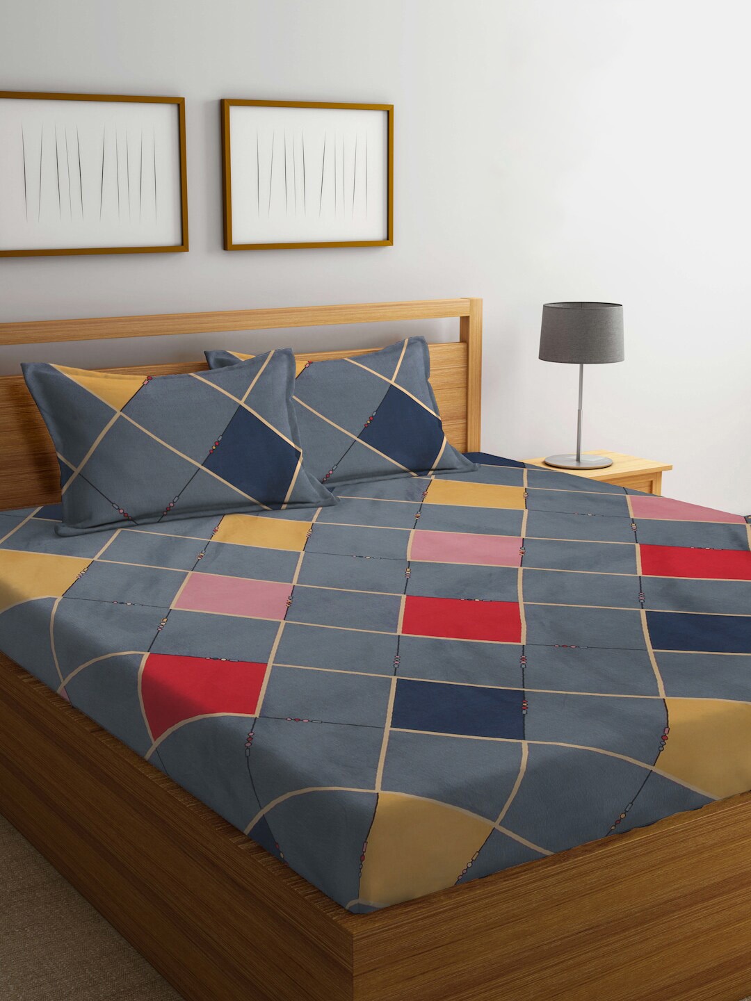

KLOTTHE Grey & Red Geometric 300 TC King Bedsheet with 2 Pillow Covers