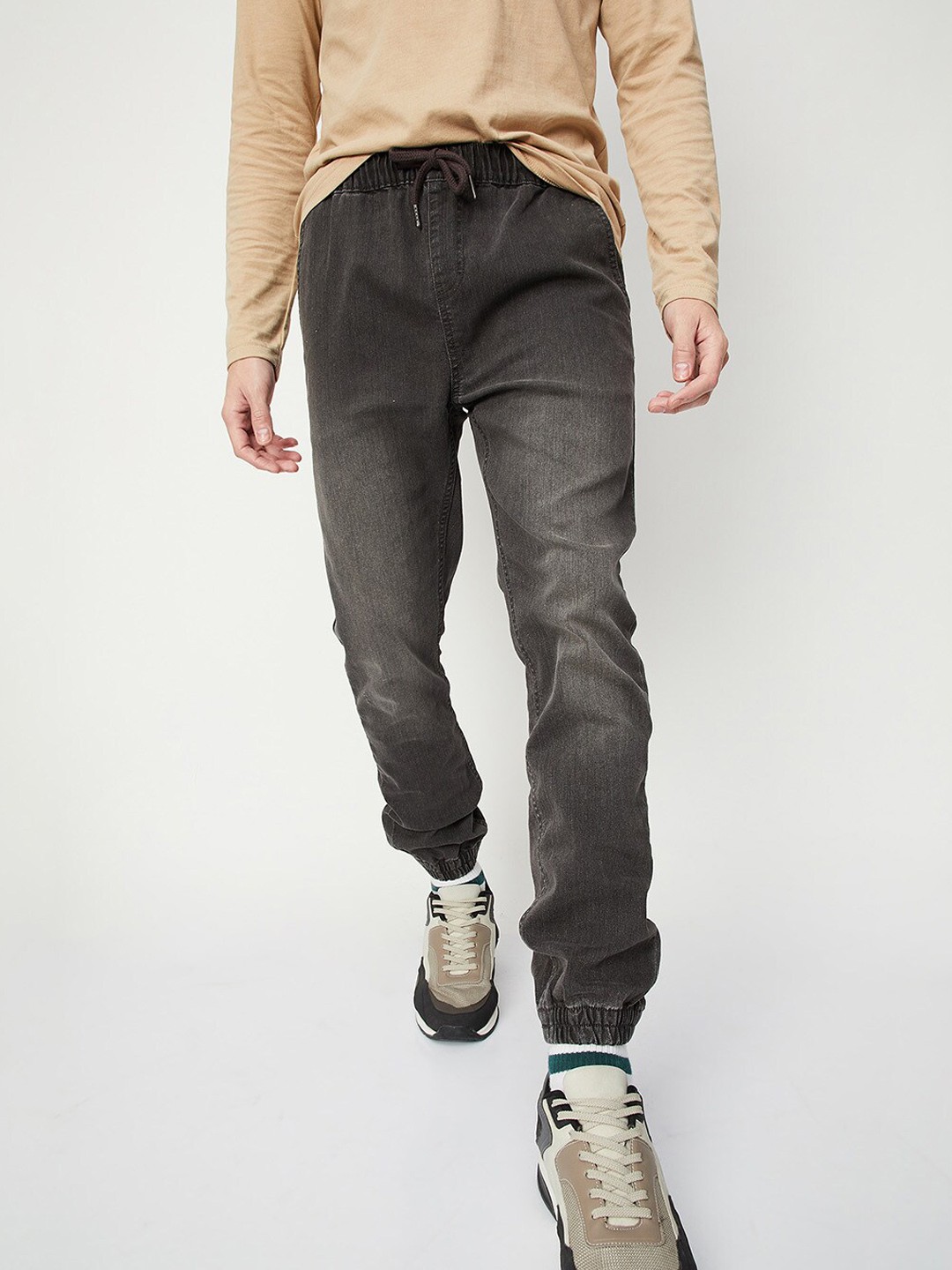 

max Men Regular Fit Mid-Rise Light Fade Cotton Jeans, Grey