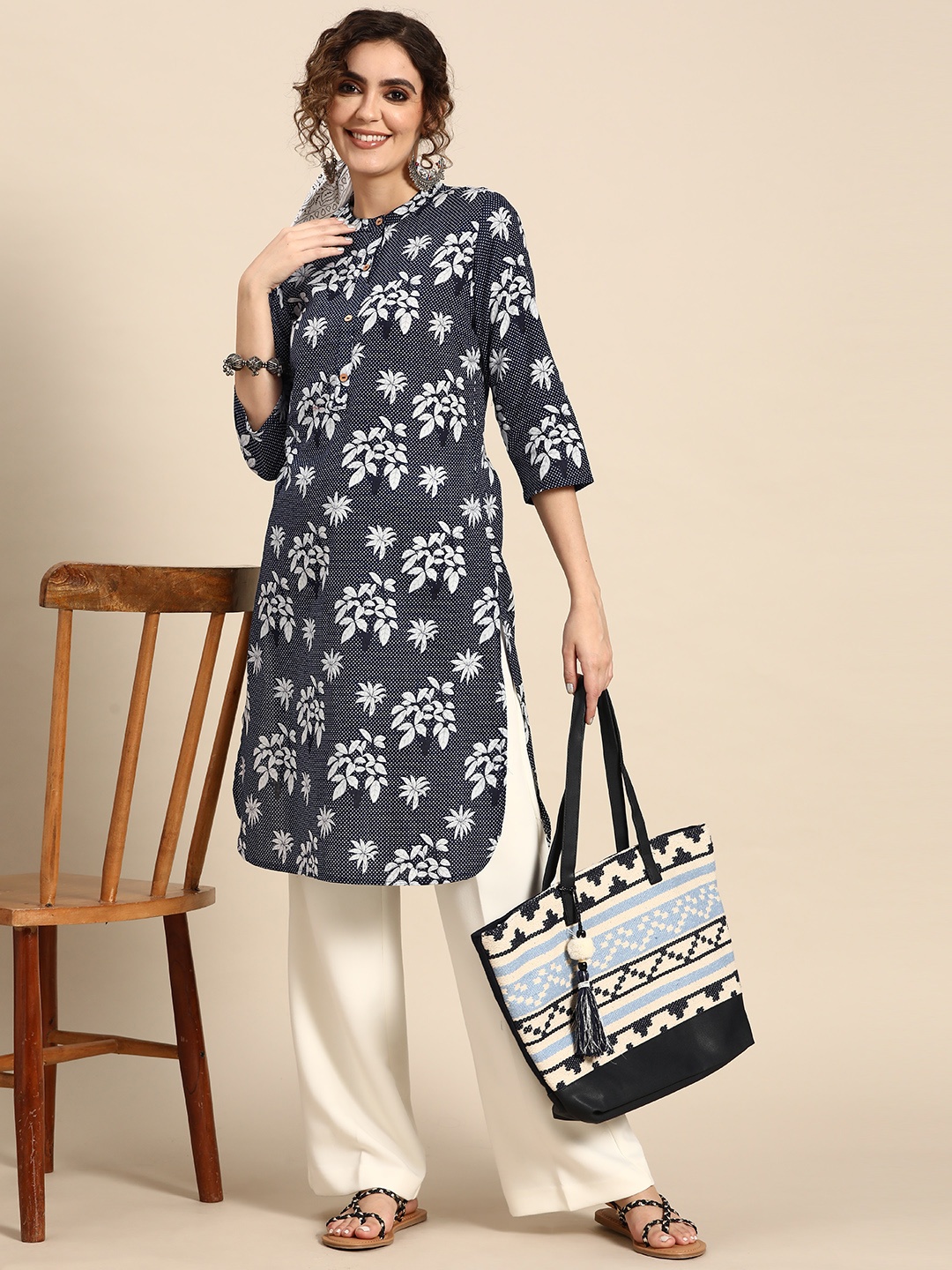 

Sangria Women Pure Cotton Floral Printed Kurta, Navy blue