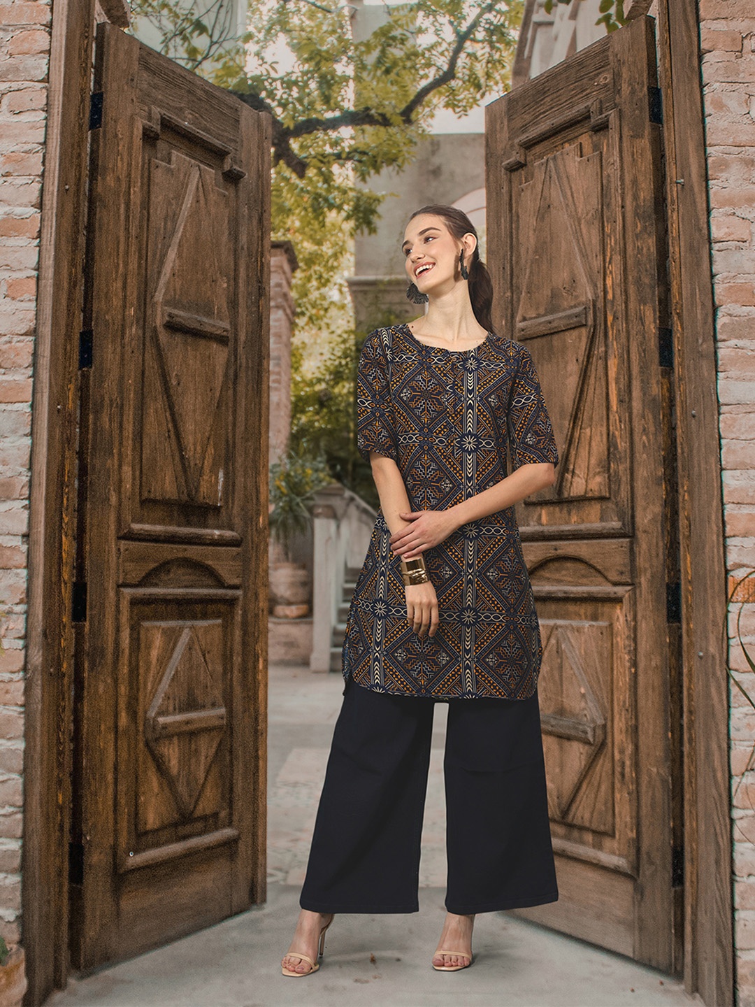 

Sangria Ethnic Motifs Printed Kurta, Navy blue