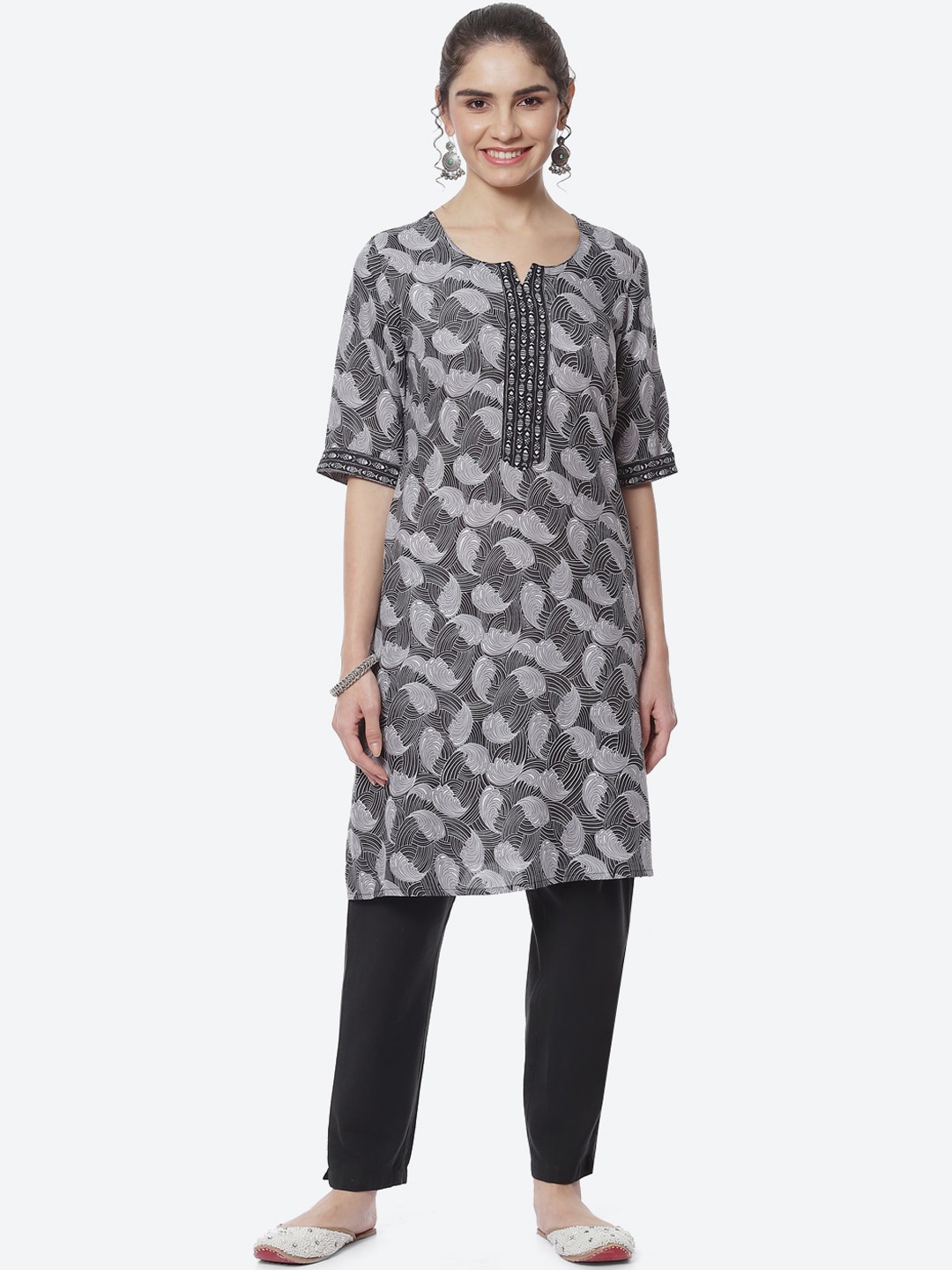 

Rangriti Women Abstract Printed Notched Neck Kurta, Black