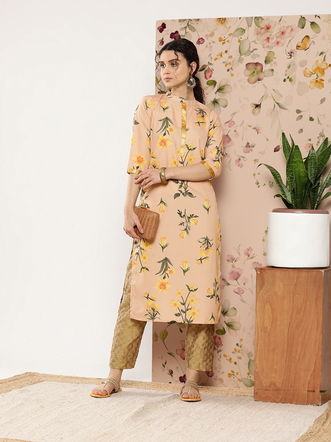 

Ahalyaa Women Tan & Yellow Floral Printed Floral Crepe Kurta