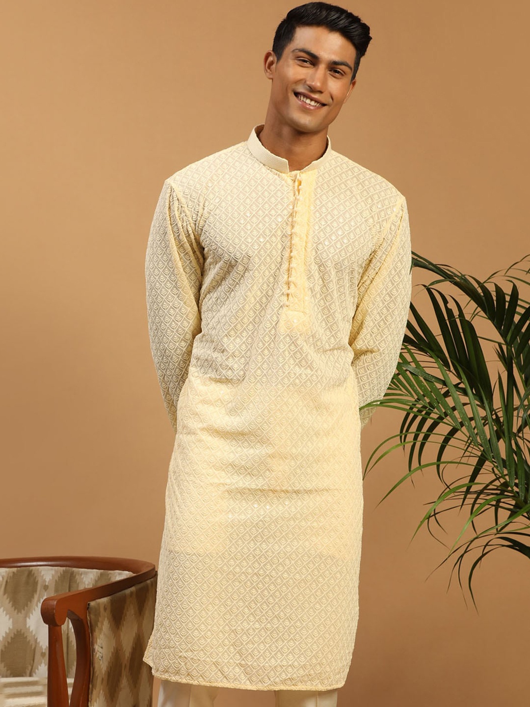 

SHRESTHA BY VASTRAMAY Men Embroidered Chikankari Georgette Kurta, Cream