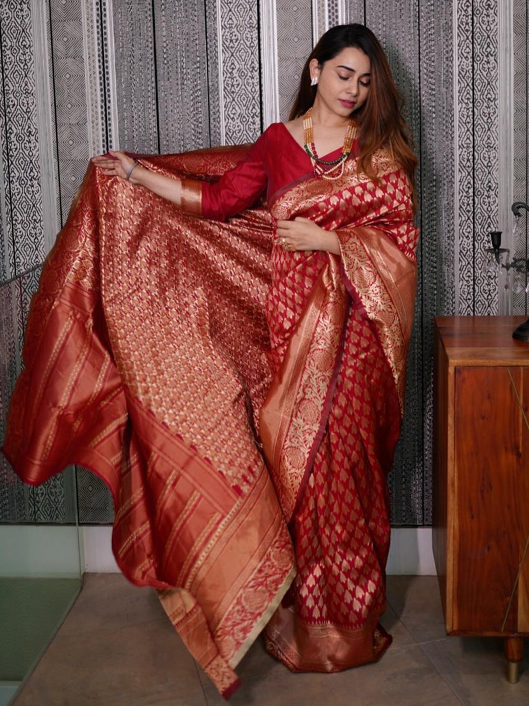

Jinax Woven Design Pure Silk Banarasi Zari Saree, Red