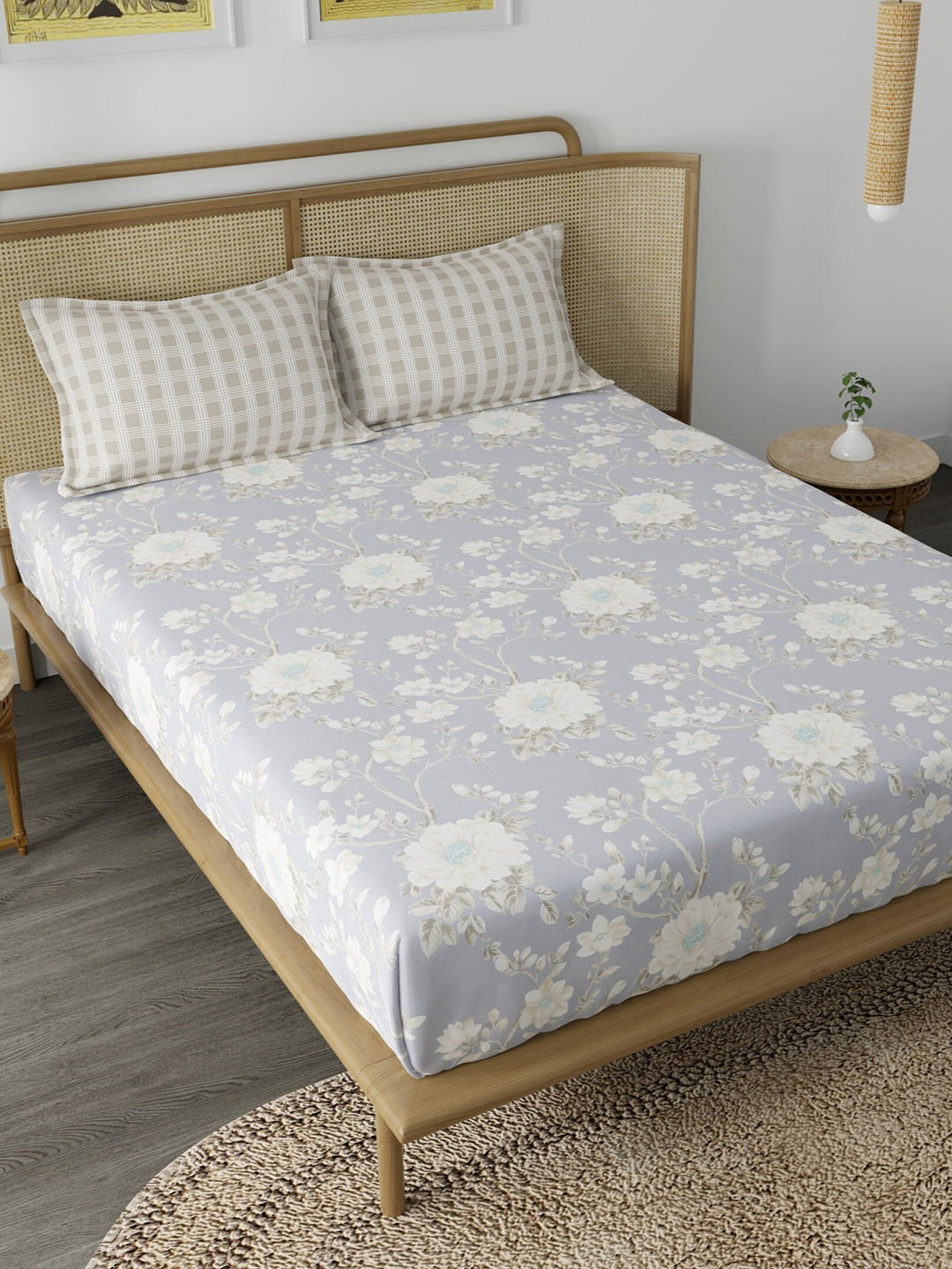 

CHHAVI INDIA Grey & White Floral Ultra Soft 210 TC King Bedsheet with 2 Pillow Covers