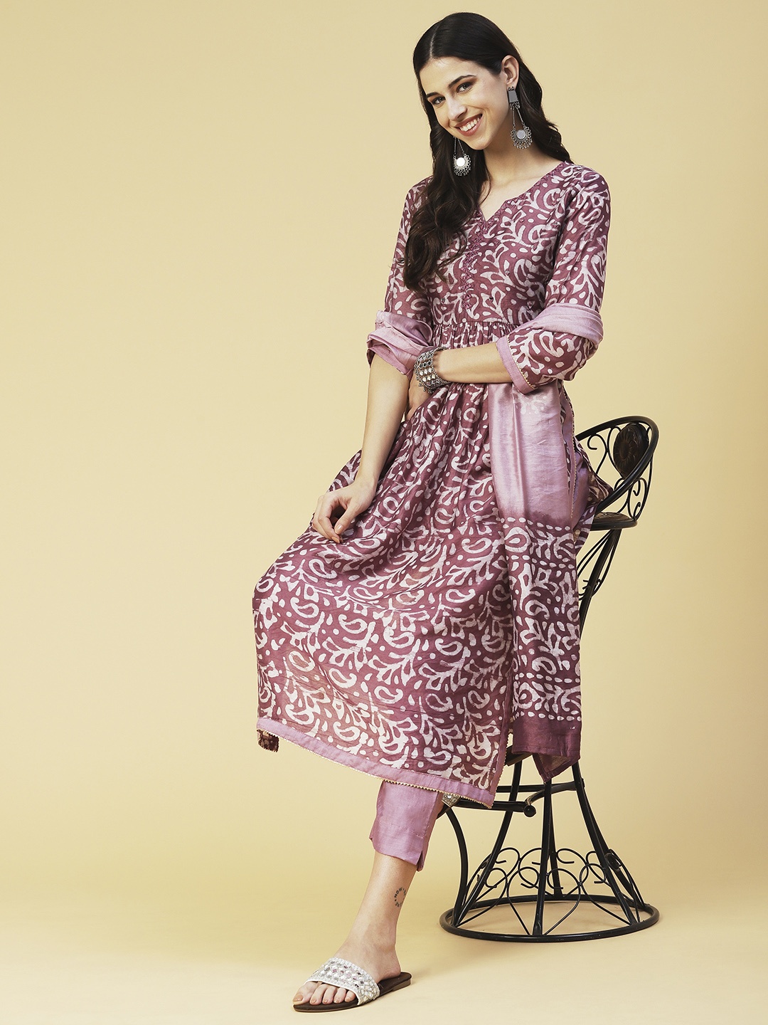 

FASHOR Women Paisley Printed Kurta with Trousers & Dupatta, Mauve