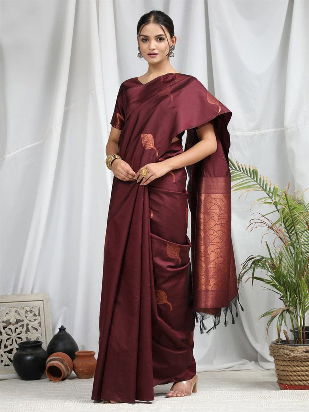 

Fashion Booms Floral Silk Blend Banarasi Saree, Brown