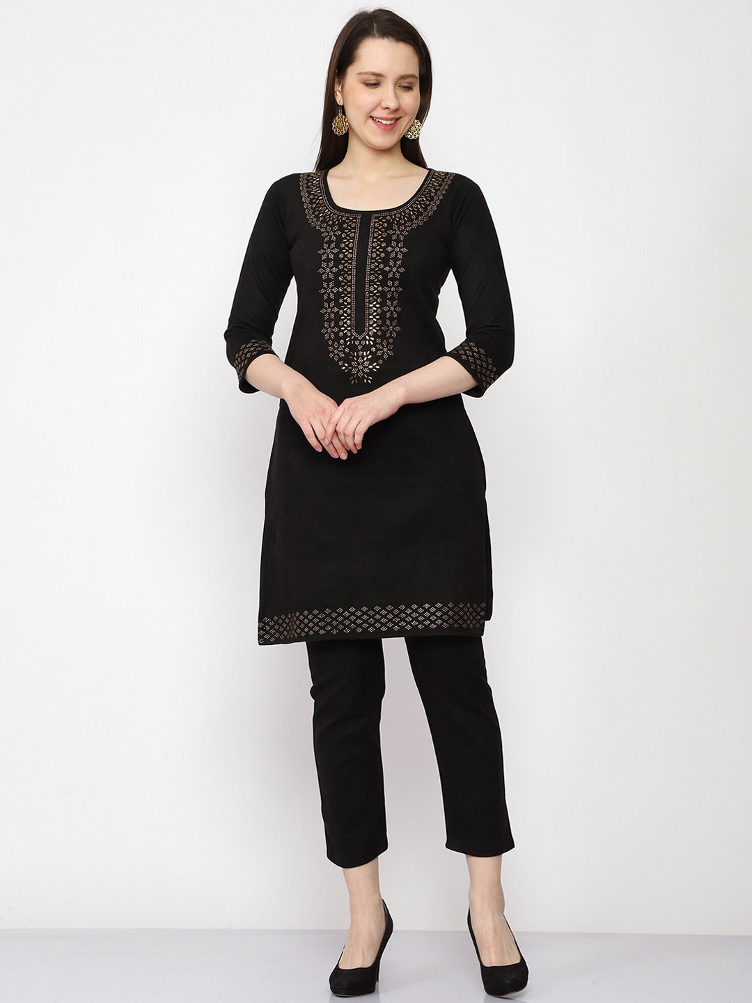 

FNOCKS Women Ethnic Motifs Beads and Stones Velvet Kurta with Trousers, Black