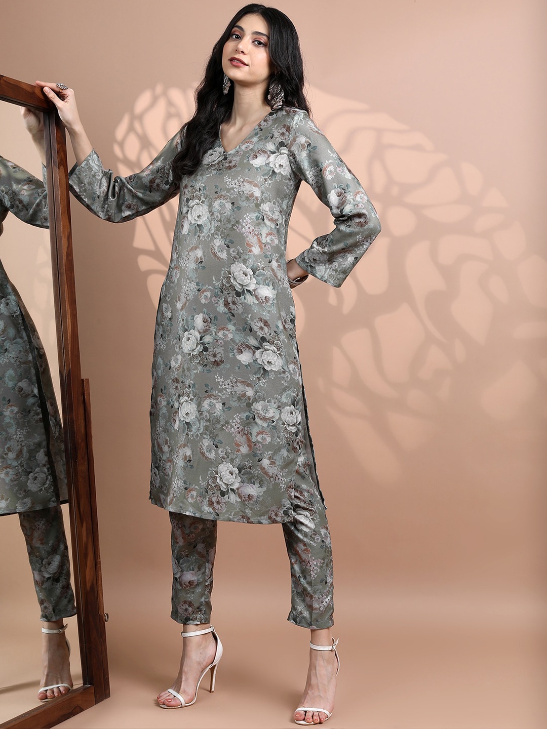 

Vishudh Floral Printed Kurta with Trousers, Grey
