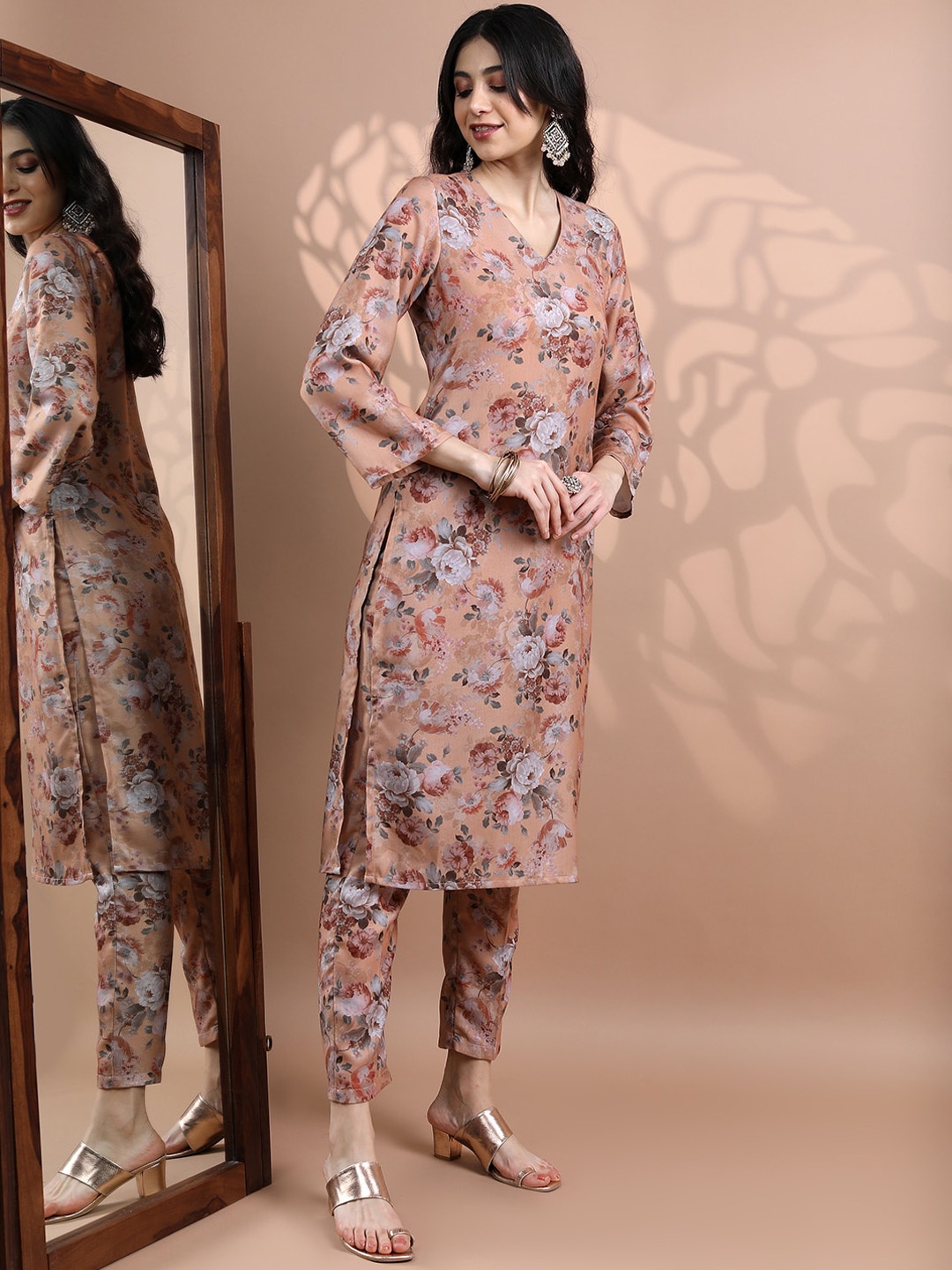 

Vishudh Women Floral Printed Kurta with Trousers, Peach