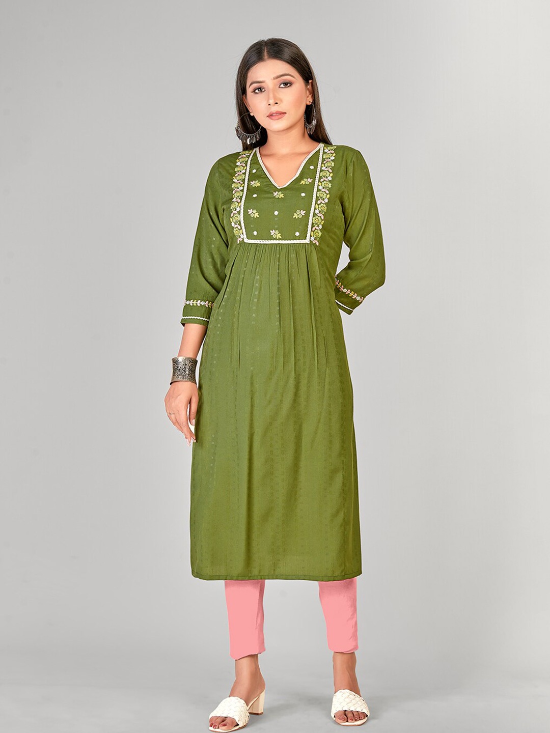 

NH KAPDEWALA Women Yoke Design Thread Work Kurta, Green