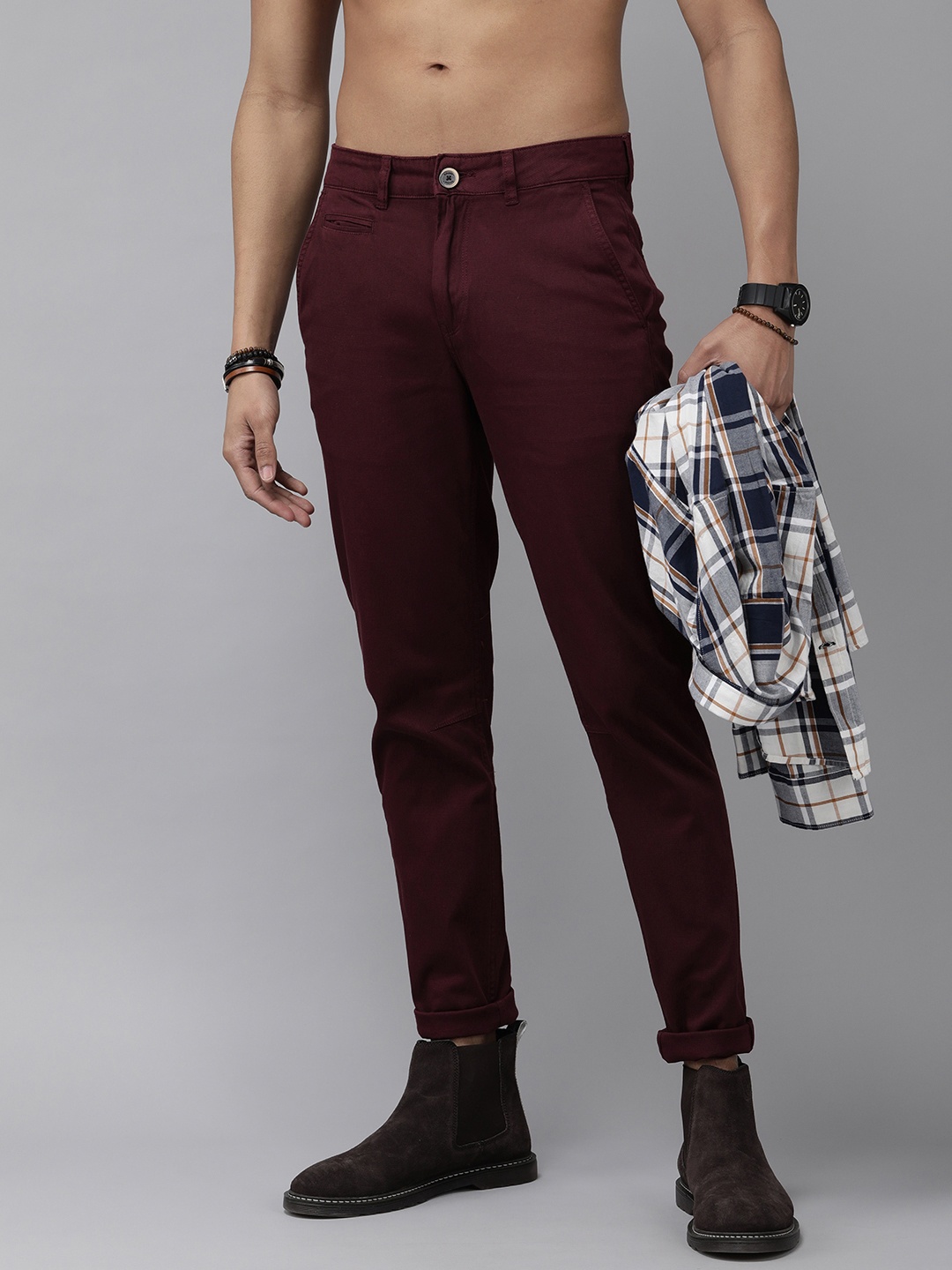 

The Roadster Lifestyle Co. Men Textured Slim Fit Low-Rise Trousers, Burgundy