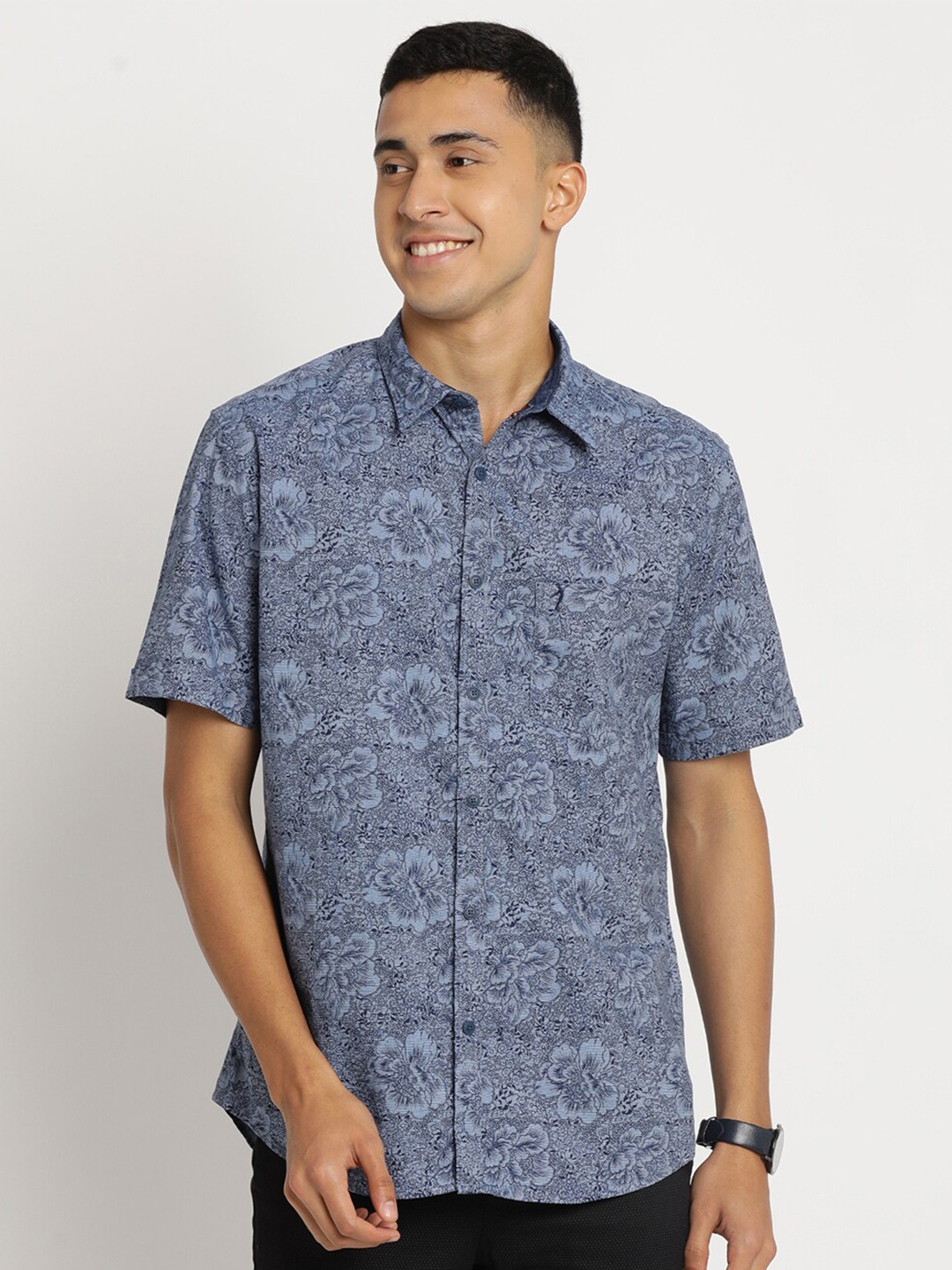 

Indian Terrain Men Chiseled Slim Fit Floral Printed Cotton Casual Shirt, Blue