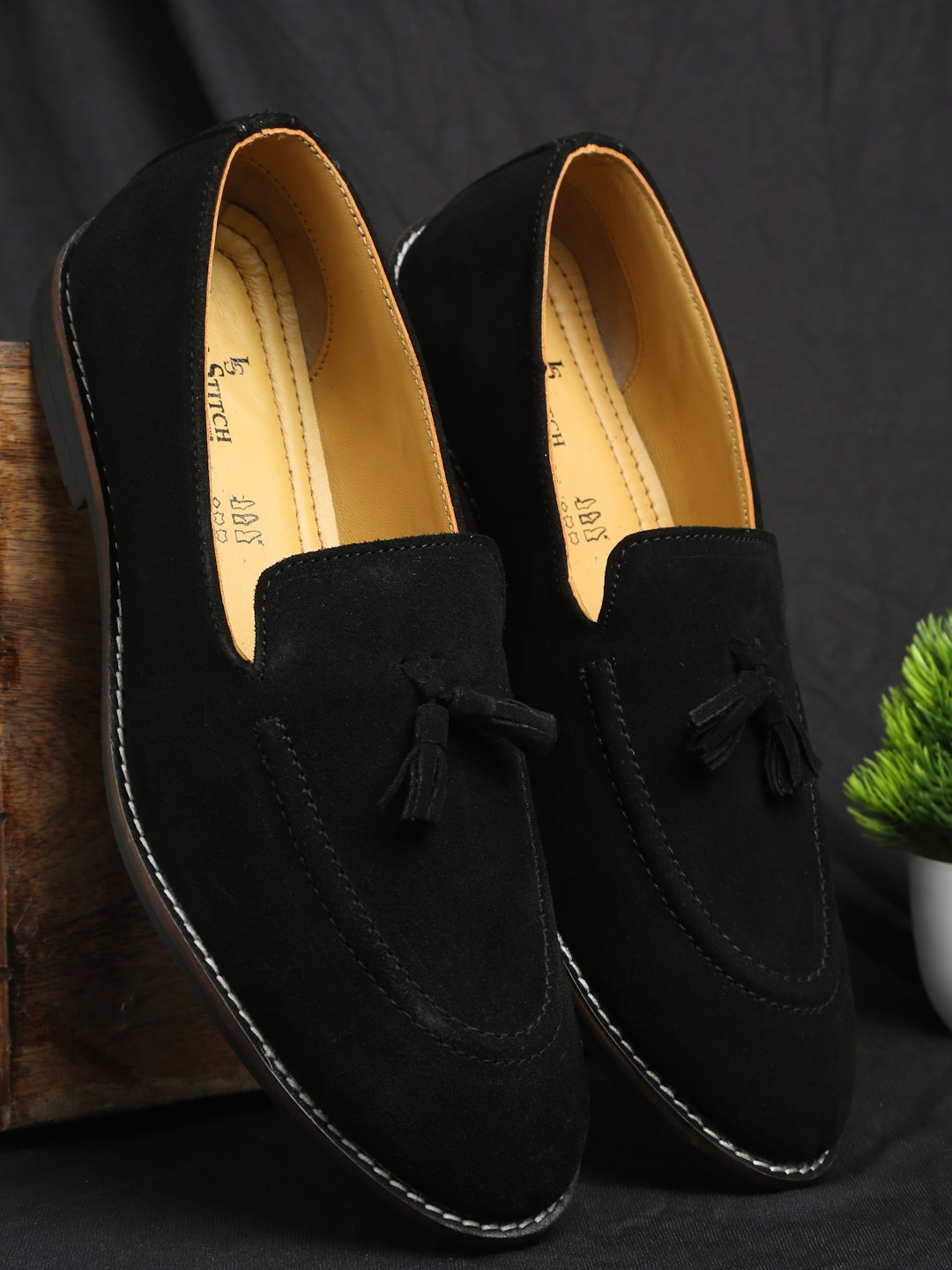 

LOUIS STITCH Men Textured Formal Loafers, Black