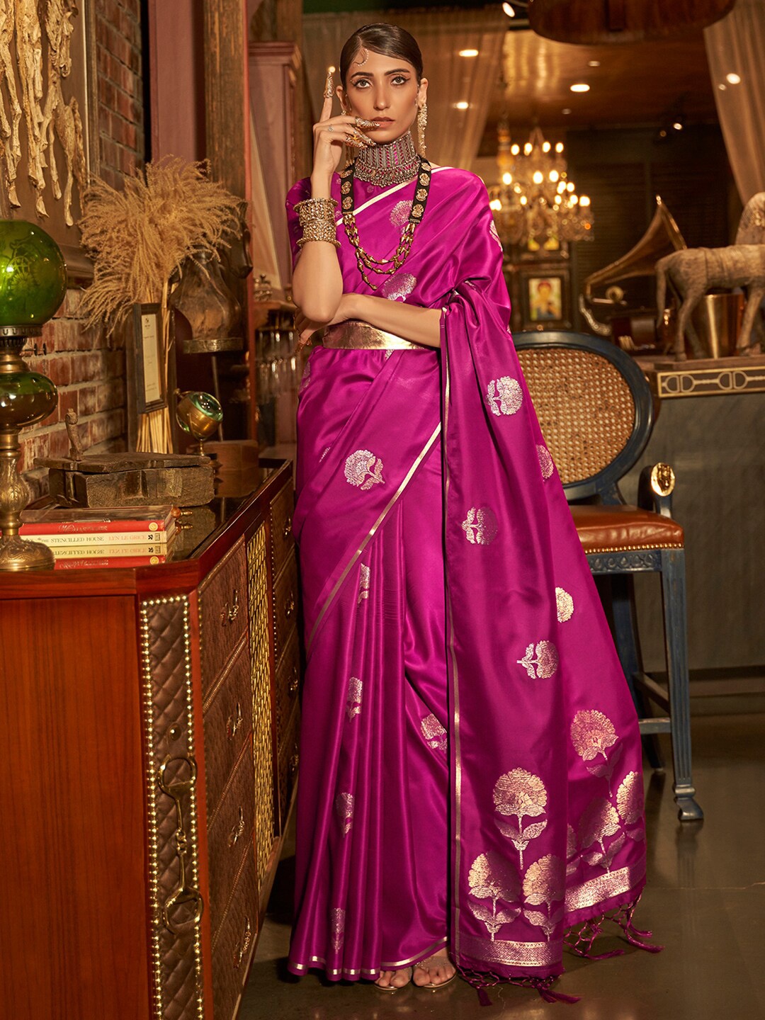 

Mitera Floral Zari Silk Blend Banarasi Saree, Magenta