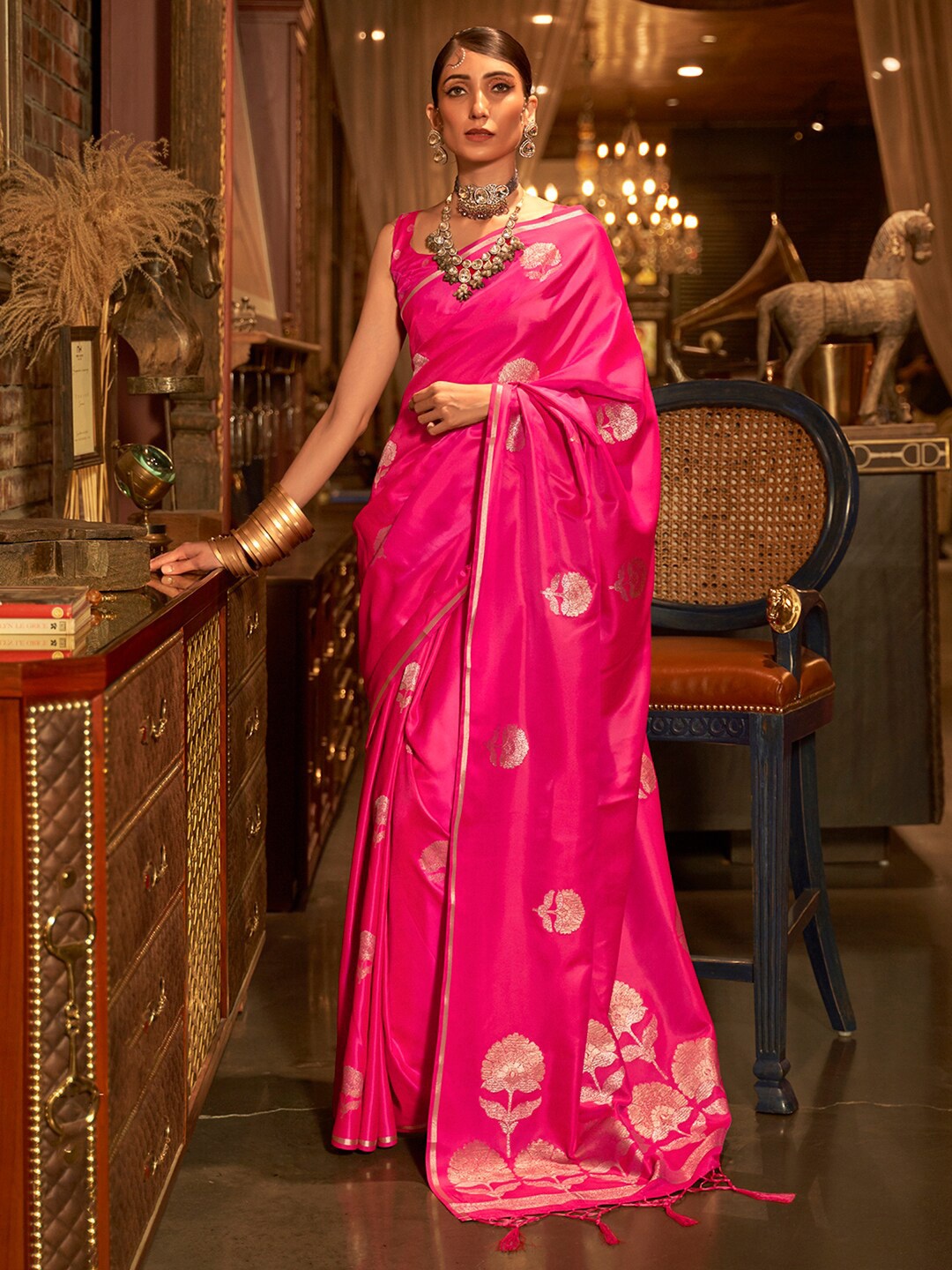 

Mitera Floral Zari Silk Blend Banarasi Saree, Pink