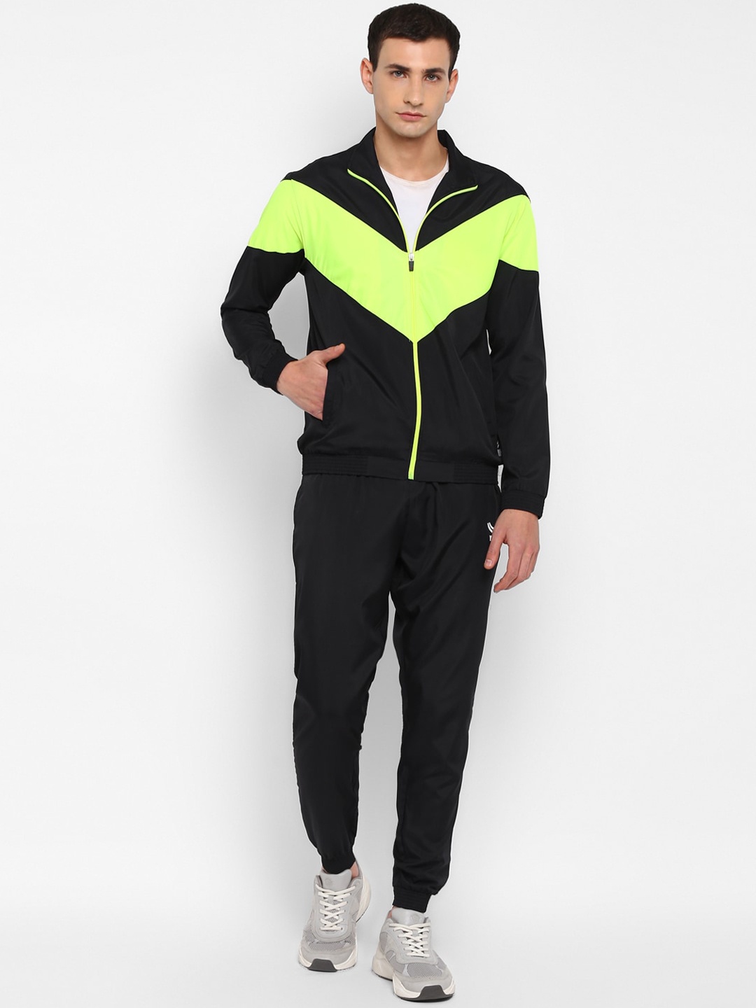 

Yuuki Men Colourblocked Long Sleeves Sports Tracksuits, Black