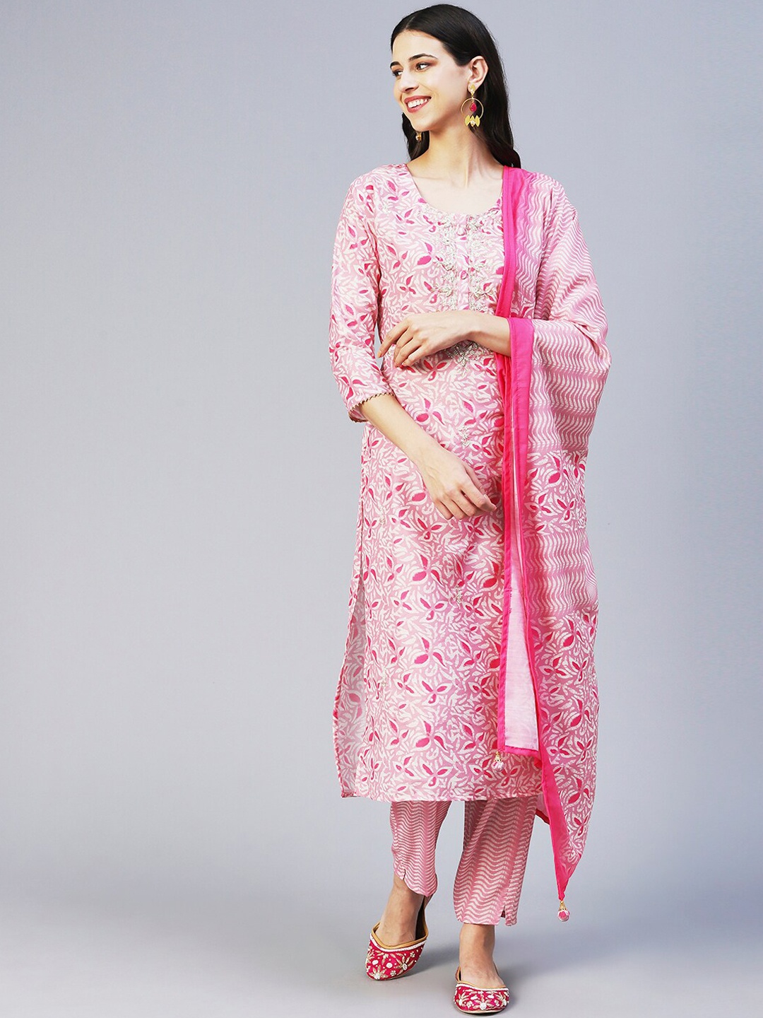 

FASHOR Women Ethnic Motifs Printed Gotta Patti Kurta with Trousers & With Dupatta, Pink