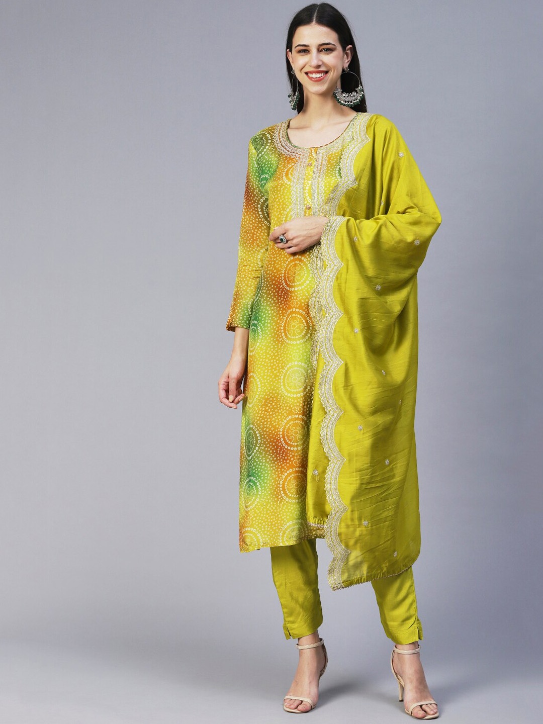 

FASHOR Women Bandhani Printed Kurta with Trousers & With Dupatta, Green