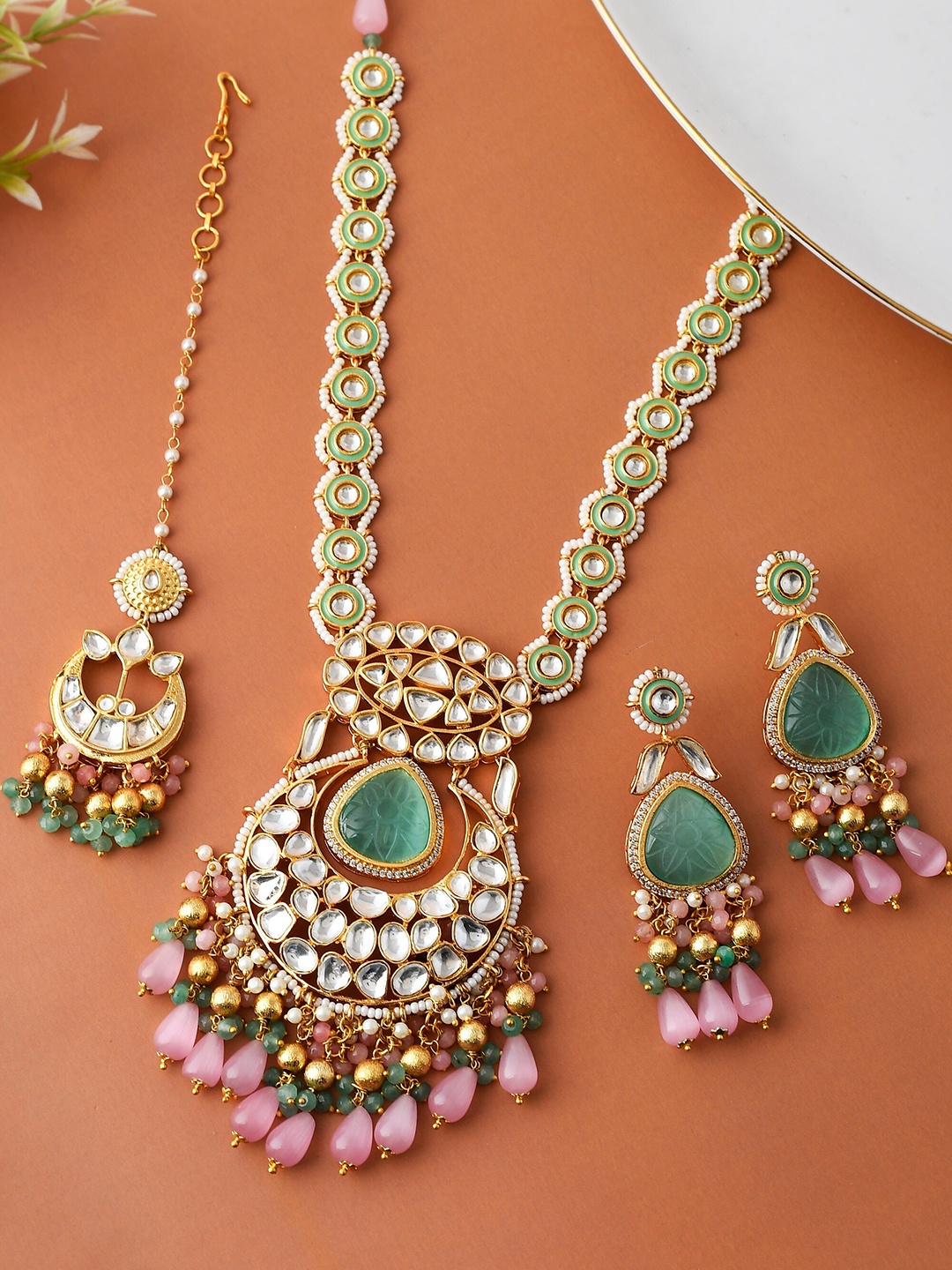 

DASTOOR Gold-Plated Kundan Studded & Beaded Jewellery Set, Green