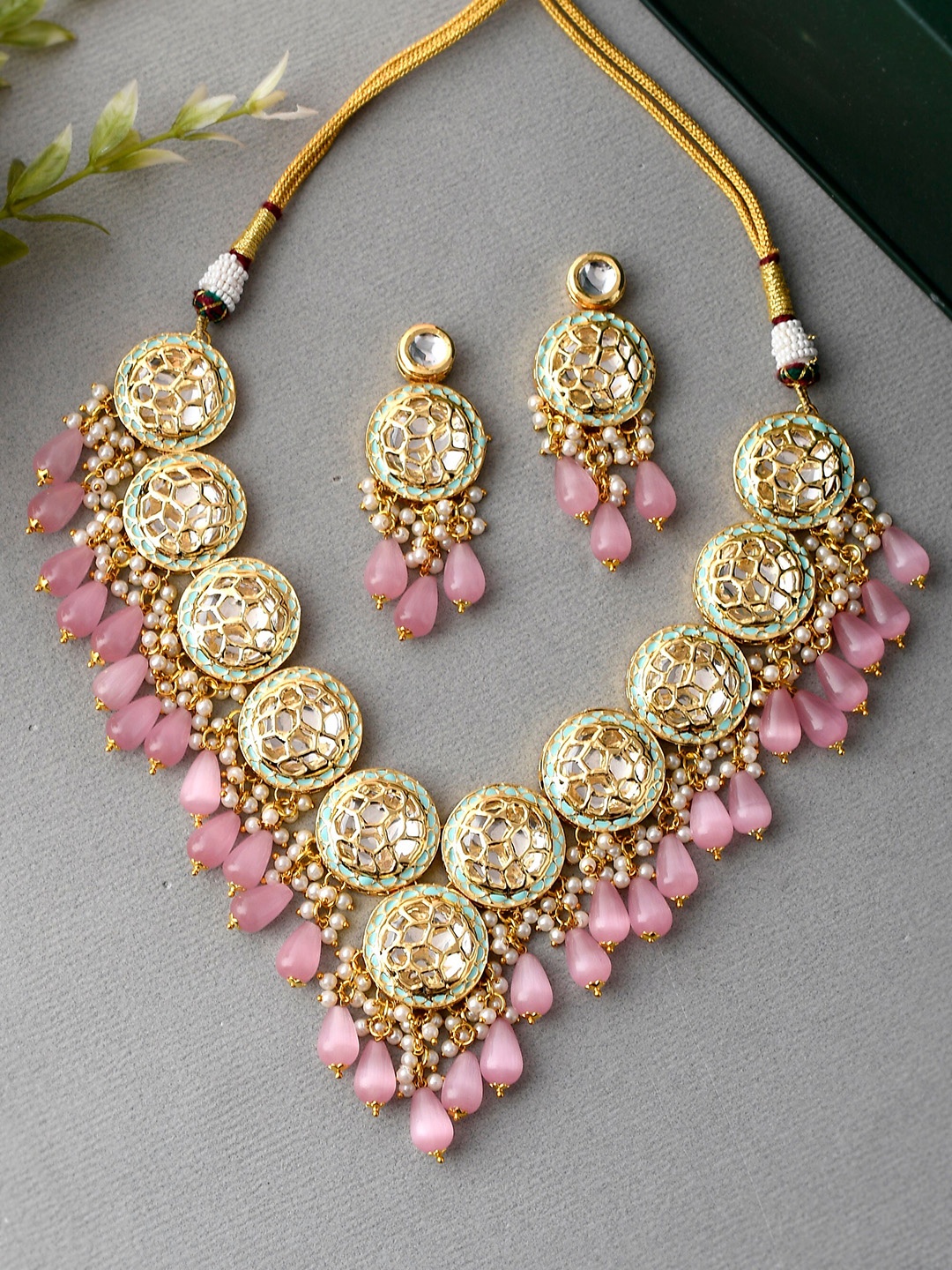 

DASTOOR Gold-Plated Kundan-Studded & Pearl Beaded Jewellery Set