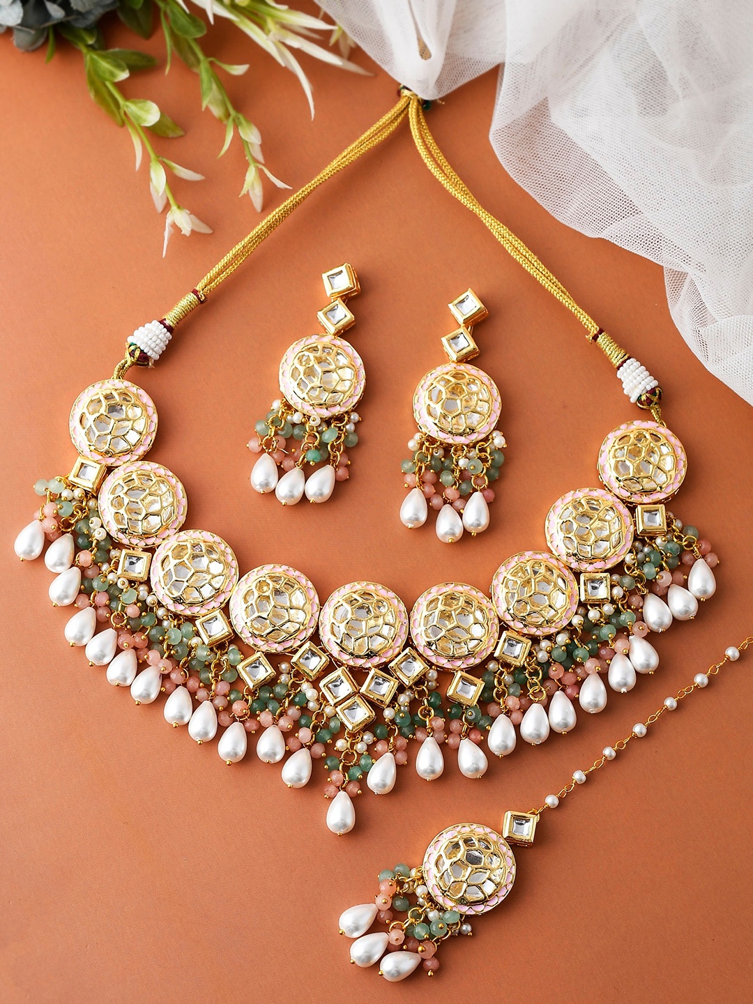 

DASTOOR Gold-Plated Kundan-Studded & Pearl Beaded Jewellery Set