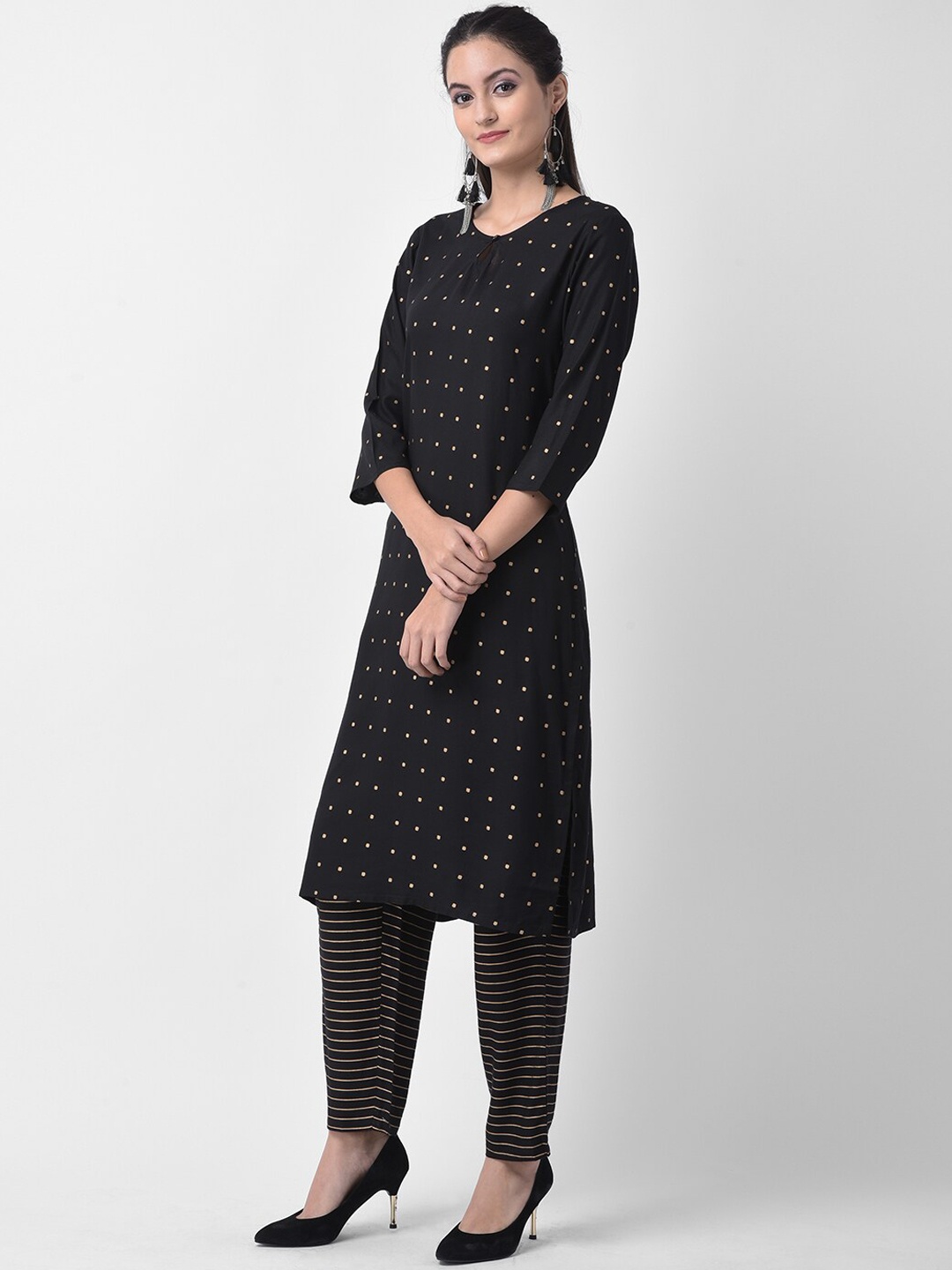 

aayusika Women Printed Keyhole Neck Kurta with Trousers, Black