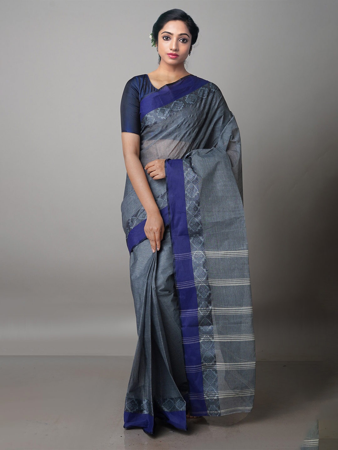 

Unnati Silks Woven Design Pure Cotton Taant Saree, Grey