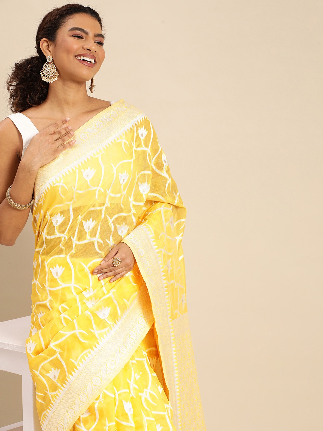 

AYKA CLOTHINGS Ethnic Motifs Silk Blend Banarasi Saree, Yellow