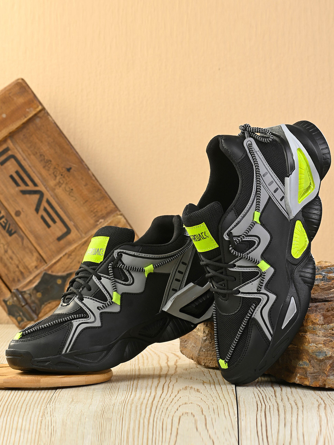 

AfroJack Men Colourblocked Sneakers, Black