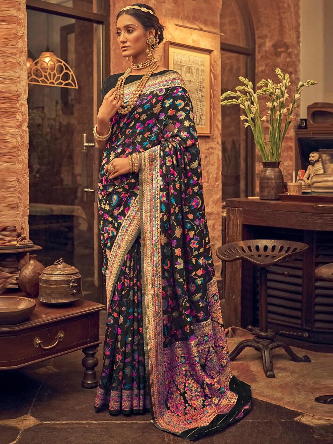 

GAJARAI Woven Design Banarasi Saree, Black