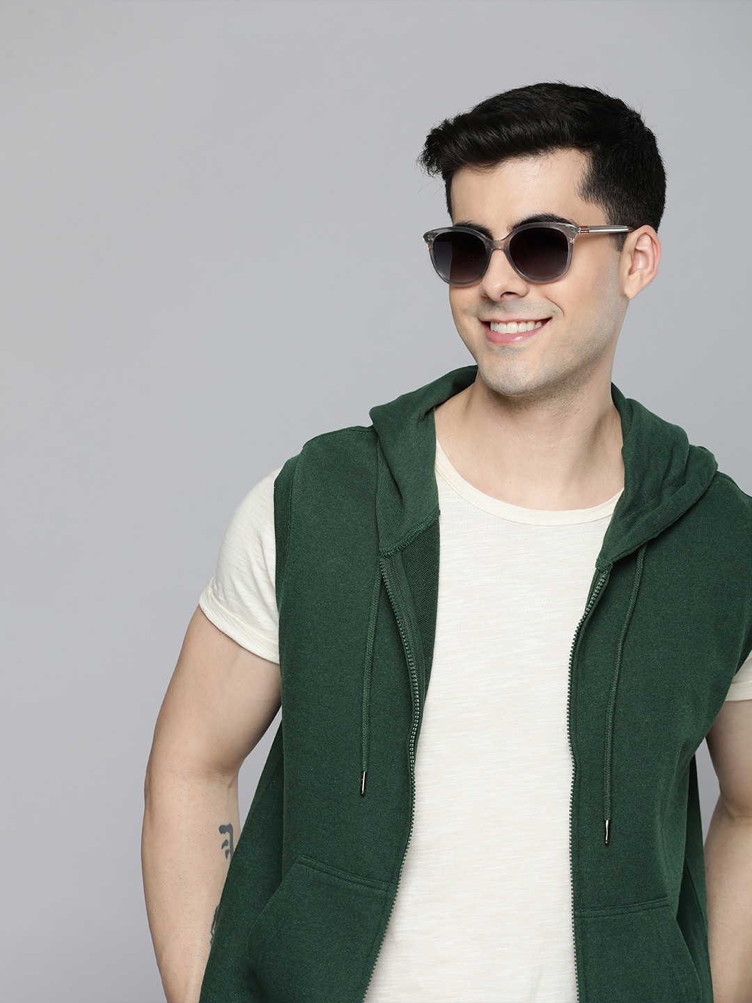 

HERE&NOW Men Solid Hooded Sweatshirt, Green