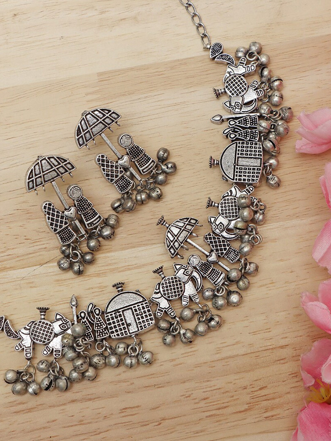

Ozanoo Oxidised Doli Baarat Necklace Set, Silver
