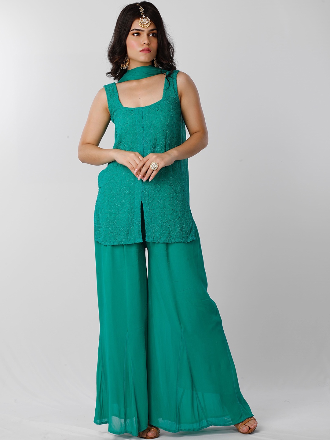 

LABEL AISHWARYRIKA Floral Embroidered Sleeveless Kurti with Palazzos & Dupatta, Green