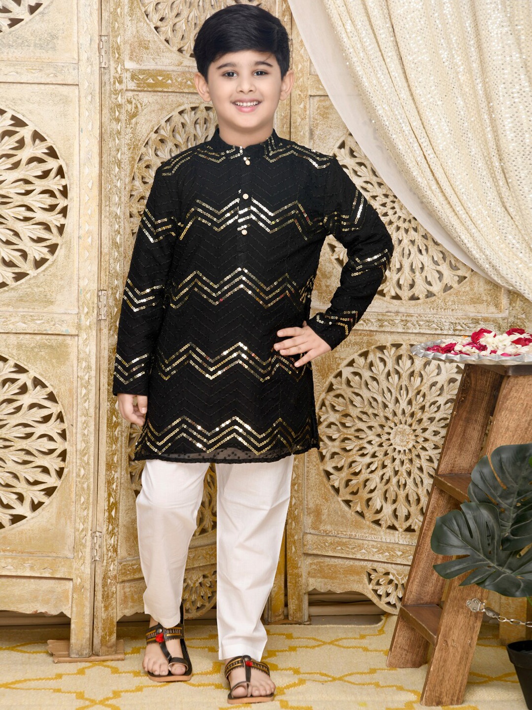 

SAKA DESIGNS Boys Embroidered Sequinned Kurta with Pyjamas, Black