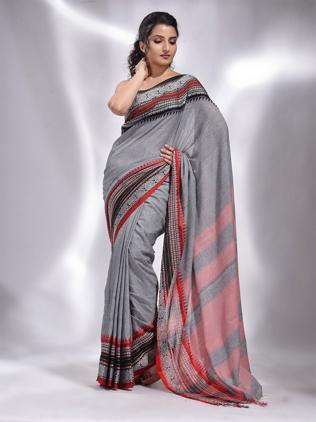 

Charukriti Woven Design Pure Cotton Saree, Grey