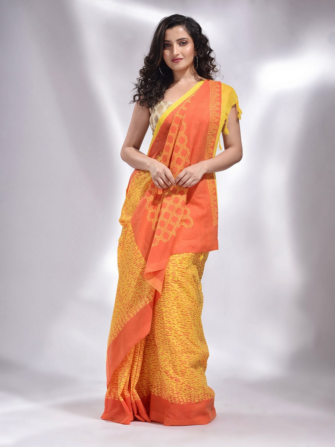 

Charukriti Abstract Printed Pure Cotton Saree, Yellow