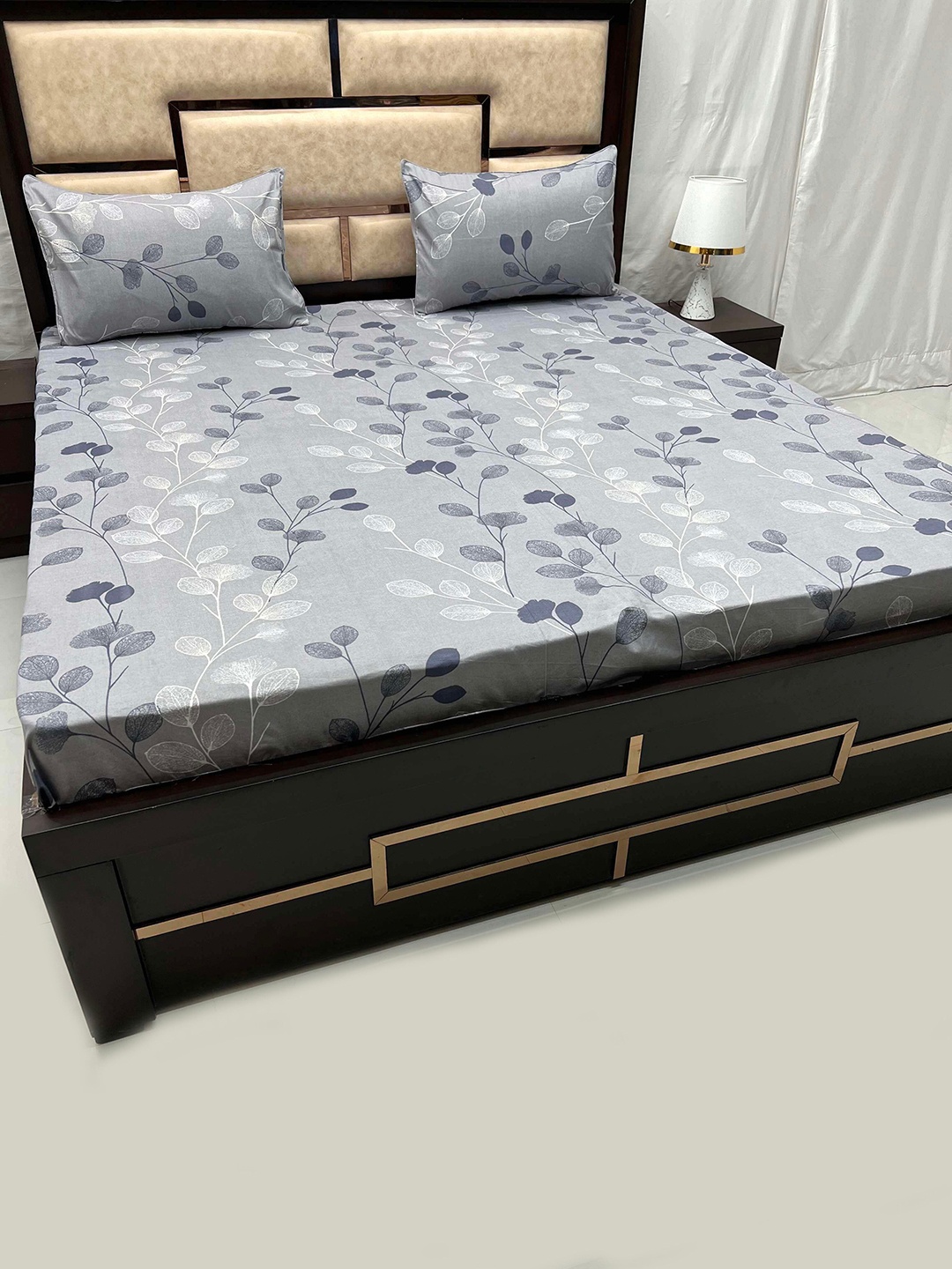 

Pure Decor Grey & White Floral Printed 250 TC King Bedsheet with 2 Pillow Covers