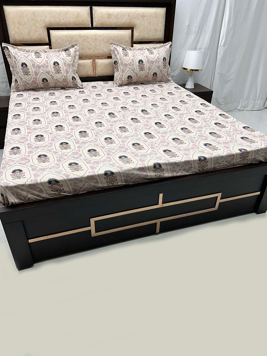 

Pure Decor Brown & Pink Ethnic Printed 250 TC King Bedsheet with 2 Pillow Covers