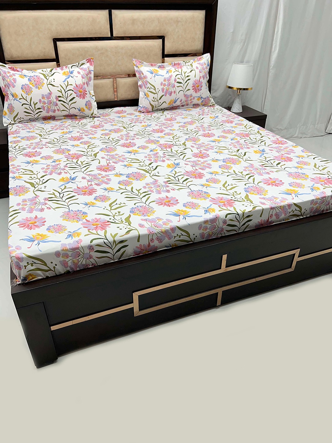 

Pure Decor Pink & White Floral Printed 250 TC King Bedsheet with 2 Pillow Covers