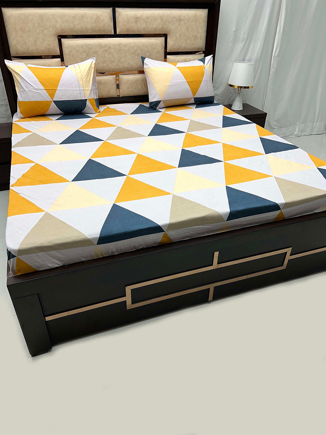 

Pure Decor Leisure Fur Geometric Printed 250 TC King Bedsheet with 2 Pillow Covers, White