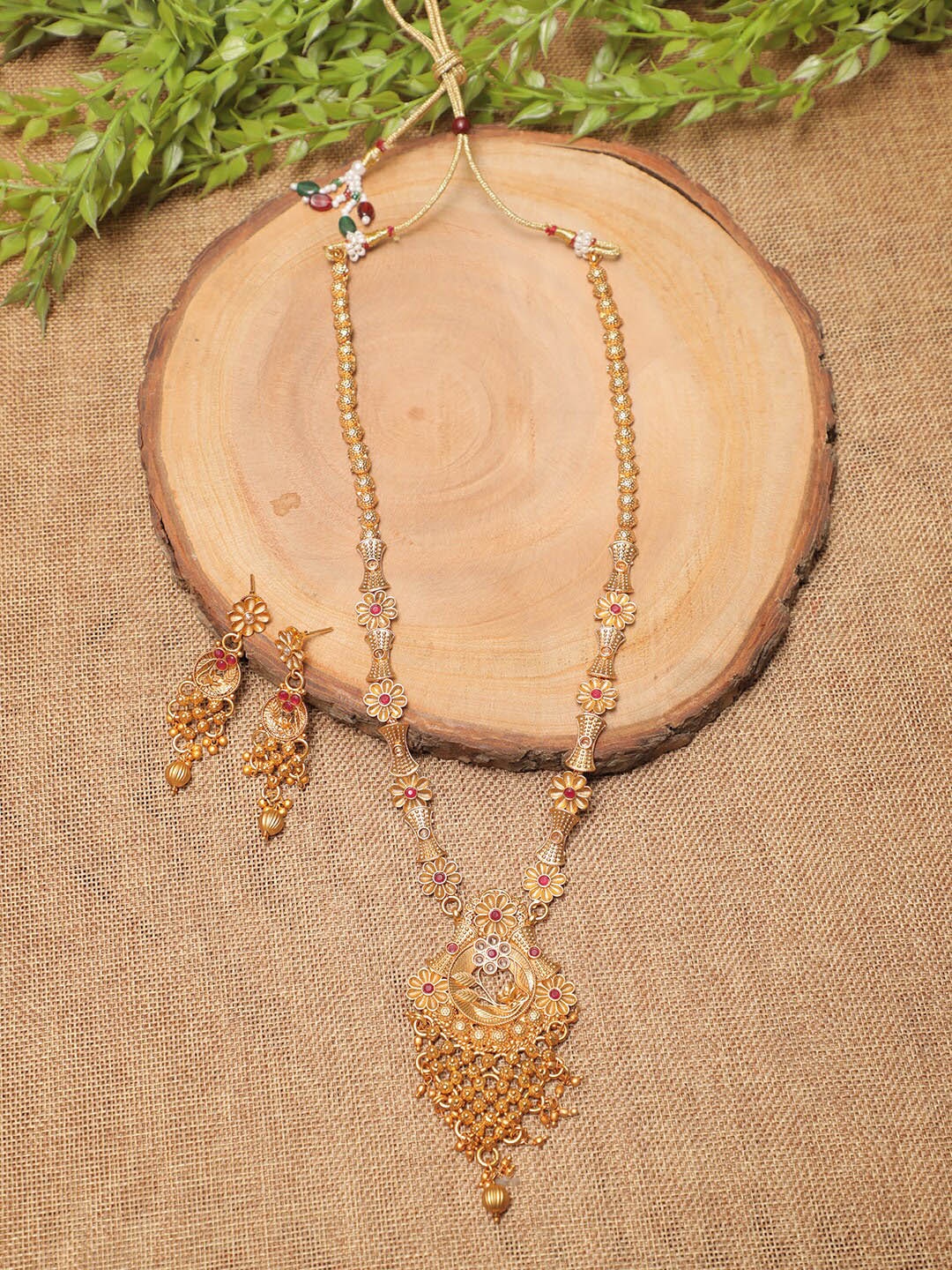 

Swarajshop Women Gold-Plated Kundan Studded Jewellery Set, Maroon