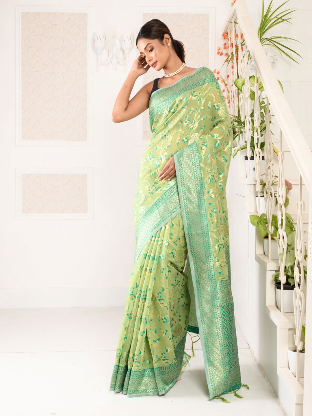 

HERE&NOW Woven Design Zari Banarasi Saree, Fluorescent green