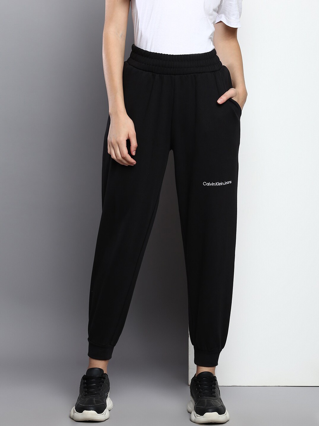 

Calvin Klein Jeans Women Relaxed-Fit Joggers, Black