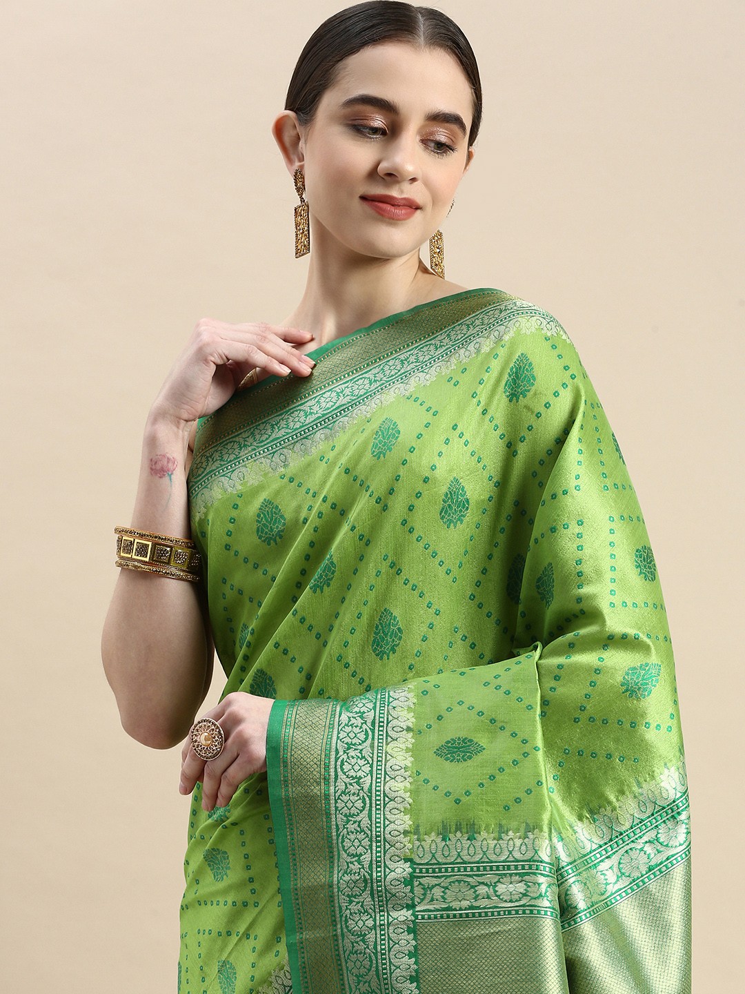 

VISHNU WEAVES Woven Design Zari Linen Blend Bandhani Saree, Green