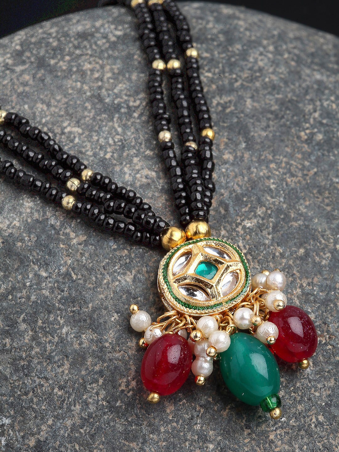 

DUGRISTYLE Gold-Toned & Black Kundan & Pearls Necklace